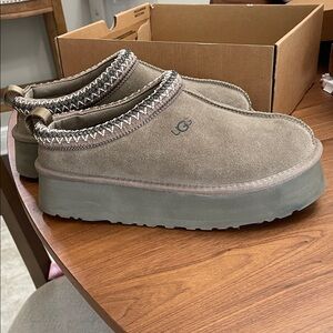 Brown slip on platform slipper - warm/fuzzy inside!
Size 8 womens
Good condition